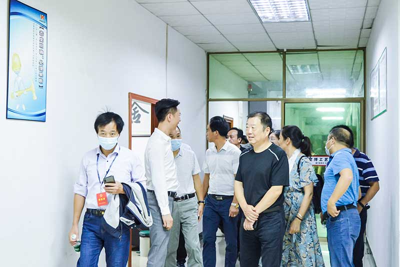 孝昌縣人大常委會劉剛強(qiáng)主任，率隊抵達(dá)廣東參觀考察東莞文博工藝品有限公司 